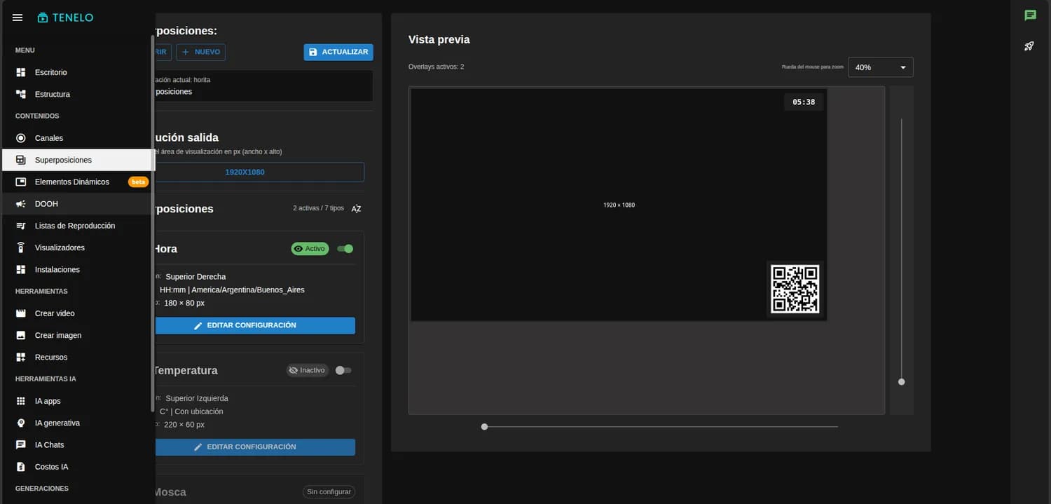 Editor de superposiciones del panel con la vista previa del canal, la hora y un QR encima