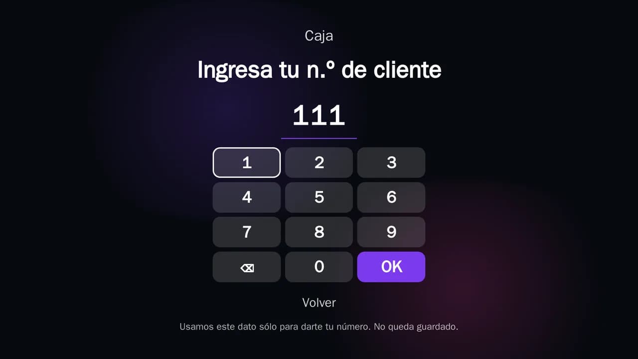 El tótem pide «Ingresa tu n.º de cliente» con un teclado numérico y el aviso de que el dato no queda guardado